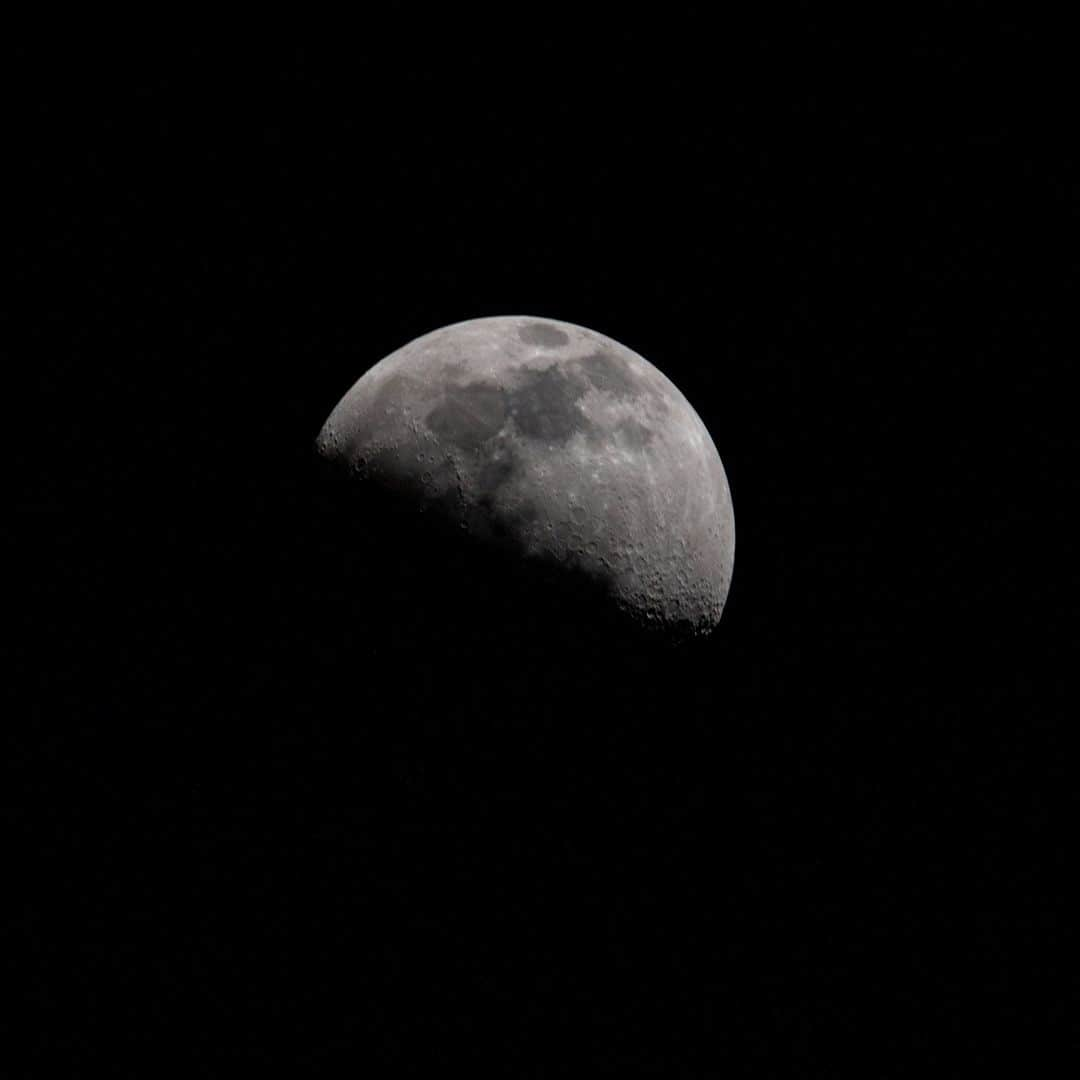 国際宇宙ステーションさんのインスタグラム写真 - (国際宇宙ステーションInstagram)「Planning to #ObserveTheMoon tonight? 🌑  Here are some different phases of the Moon photographed from the space station.  Pic 1) The second full Moon in August, both a Blue Moon and supermoon, glows brightly over Earth as the International Space Station orbited 260 miles above the Pacific Ocean.   Pic 2) The Waxing Gibbous Moon is pictured from the International Space Station as it orbited 269 miles above the southern Indian Ocean on Jan. 2, 2023.  Pic 3) Earth's Moon in first quarter phase as United Arab Emirates (UAE) Flight Engineer Sultan Alneyadi captured this photo aboard the International Space Station on July 26, 2023.  Pic 4) The waxing crescent Moon is pictured from the International Space Station as it orbited 267 miles above the Atlantic Ocean southwest of South Africa during an orbital sunrise.  #NASA #international #space #station #Moon #Earth #orbit #sunrise #glow #pacific #ocean #full #waxing #gibbous #crescent」10月22日 1時30分 - iss