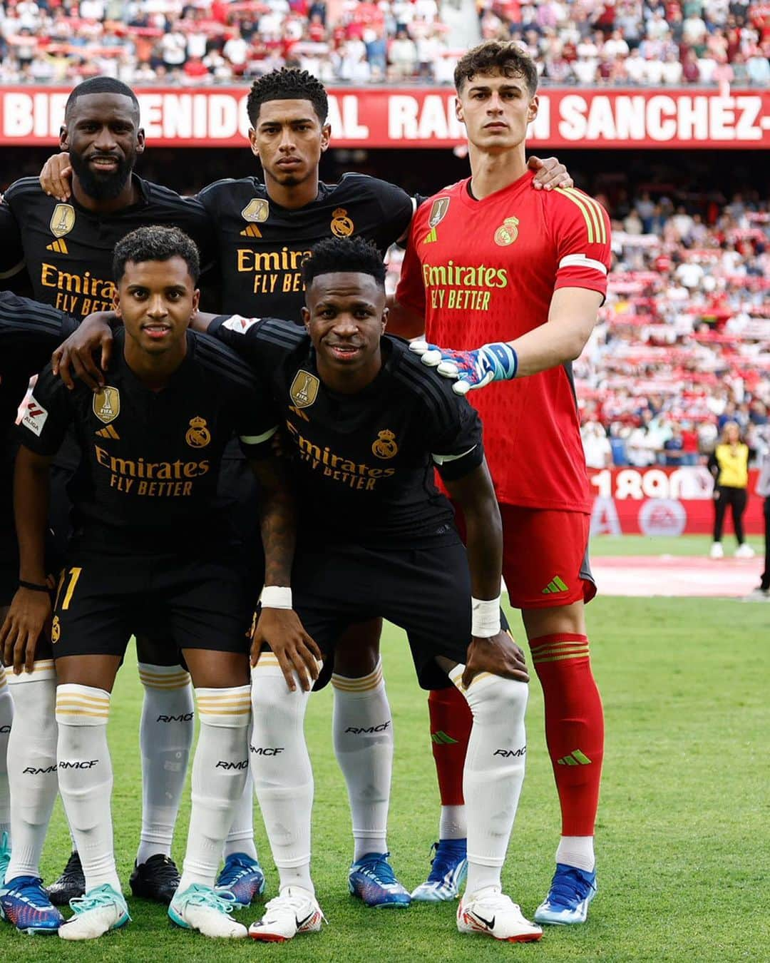 レアル・マドリードさんのインスタグラム写真 - (レアル・マドリードInstagram)「🖤 ¡HALA MADRID! 🖤 #SevillaFCRealMadrid」10月22日 1時38分 - realmadrid