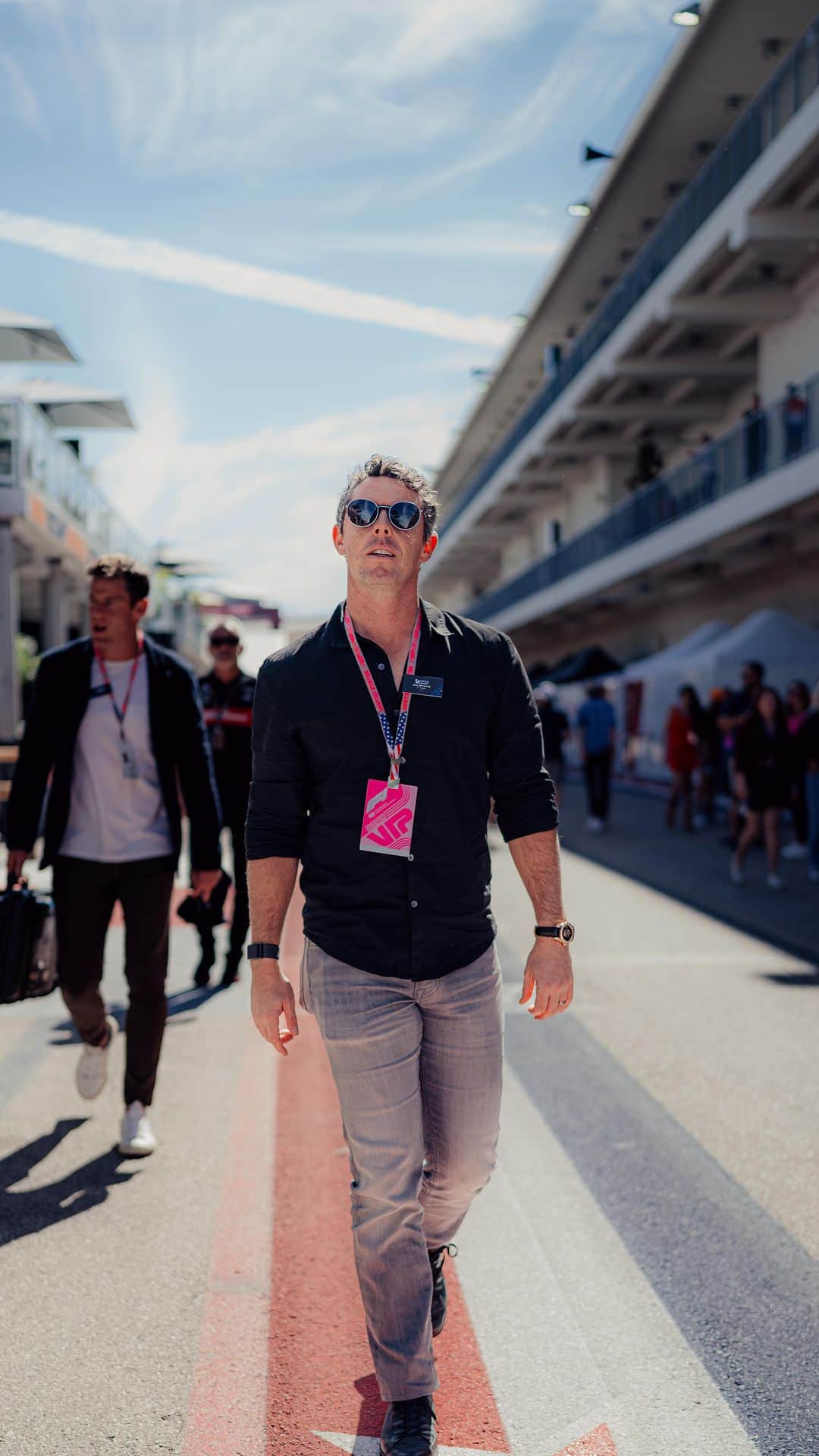 ローリー・マキロイのインスタグラム：「Welcoming our new investor, @rorymcilroy to the COTA paddock 🌵  #Alpine #USGP」
