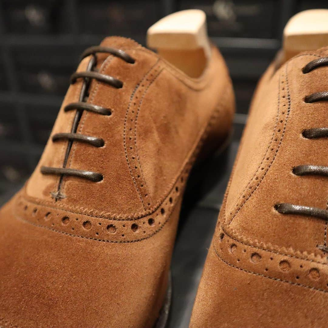 ガジアーノ&ガーリングのインスタグラム：「The Warwick in Polo Suede.  A fine example of how suede can take a typically formal shoe and make a perfect casual option for wearing with chinos or jeans at the weekend, the highlight being the balmoral line sweeping around the laces to the heel of the shoe.  This model is on the R18 last with a single Wensum sole.  Get in touch to order yours now with no MTO fee before the end of October.  #ggwarwick #gazianoandgirling #gazianogirling #savilerow #madeinengland #handmadeshoes #madetoorder #shoes #shoeporn #mensshoes」