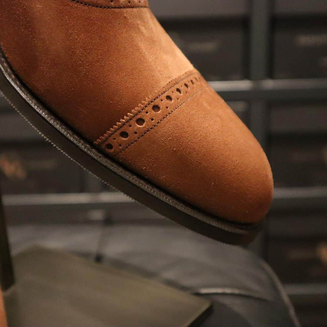 ガジアーノ&ガーリングさんのインスタグラム写真 - (ガジアーノ&ガーリングInstagram)「The Warwick in Polo Suede.  A fine example of how suede can take a typically formal shoe and make a perfect casual option for wearing with chinos or jeans at the weekend, the highlight being the balmoral line sweeping around the laces to the heel of the shoe.  This model is on the R18 last with a single Wensum sole.  Get in touch to order yours now with no MTO fee before the end of October.  #ggwarwick #gazianoandgirling #gazianogirling #savilerow #madeinengland #handmadeshoes #madetoorder #shoes #shoeporn #mensshoes」10月22日 1時58分 - gazianogirling