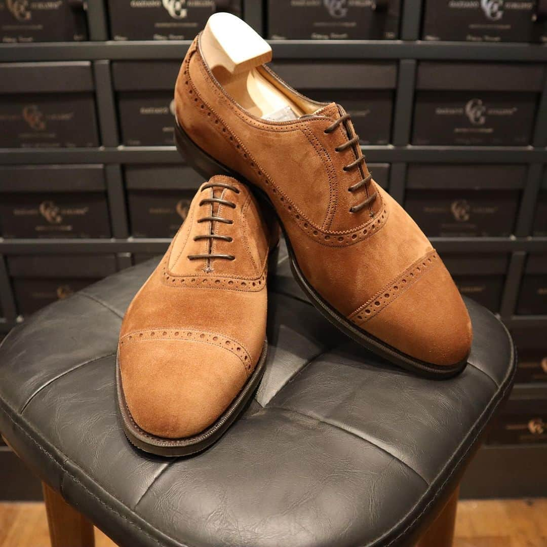 ガジアーノ&ガーリングさんのインスタグラム写真 - (ガジアーノ&ガーリングInstagram)「The Warwick in Polo Suede.  A fine example of how suede can take a typically formal shoe and make a perfect casual option for wearing with chinos or jeans at the weekend, the highlight being the balmoral line sweeping around the laces to the heel of the shoe.  This model is on the R18 last with a single Wensum sole.  Get in touch to order yours now with no MTO fee before the end of October.  #ggwarwick #gazianoandgirling #gazianogirling #savilerow #madeinengland #handmadeshoes #madetoorder #shoes #shoeporn #mensshoes」10月22日 1時58分 - gazianogirling