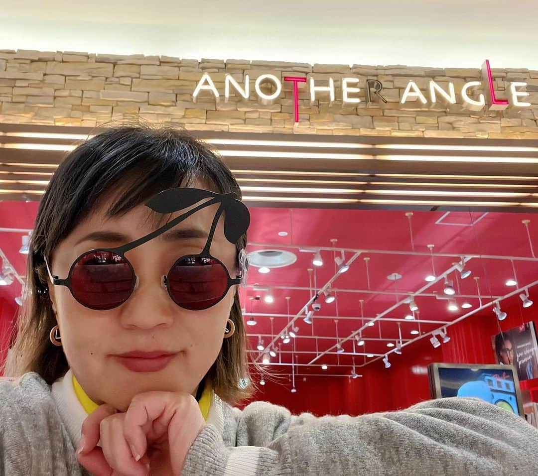 橋本志穂のインスタグラム：「個性的なメガネを たくさん取り揃えたメガネ屋さん 「AnotherAngle」  苫小牧のAEONモールの中にあるの。 AEONモール、まるで海外のショッピングモールみたいに広い〜😳  なんでもあって、 楽しそう〜❣️  明日のコンペに しーちゃんとお揃いのサングラス🕶️かけたくて、、、 お店に行ったら楽しすぎて 2時間以上いたかなぁ。。  視力や眼のあれこれ 調べてもらって。。  顔型でどんなメガネが似合うか診断してくれるので とても参考になります。  私は キュートタイプらしく、 丸い形のメガネが似合うらしい。。。  さて、、どれを作ったでしょー🥰  @anotherangle_tomakomai  #サングラス #メガネ @shizu_428」