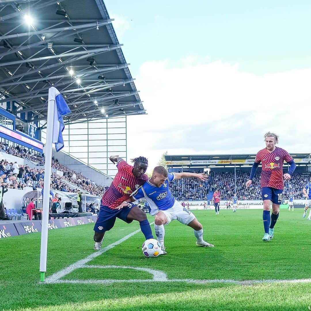 SVダルムシュタット98のインスタグラム：「Großer Kampf, Männer! ✊🏻 Eine Leistung, die uns Kraft für die nächsten Aufgaben geben wird ⚜️ #sv98 #Lilien #Darmstadt #Bundesliga」