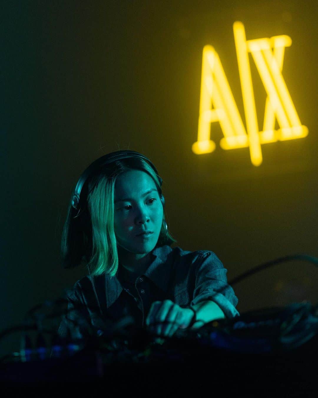 ジョルジオアルマーニのインスタグラム：「Behind the booth at @dgtlfestival with @manamii.b and @niks_bad   Photo @charlottevdgaag」
