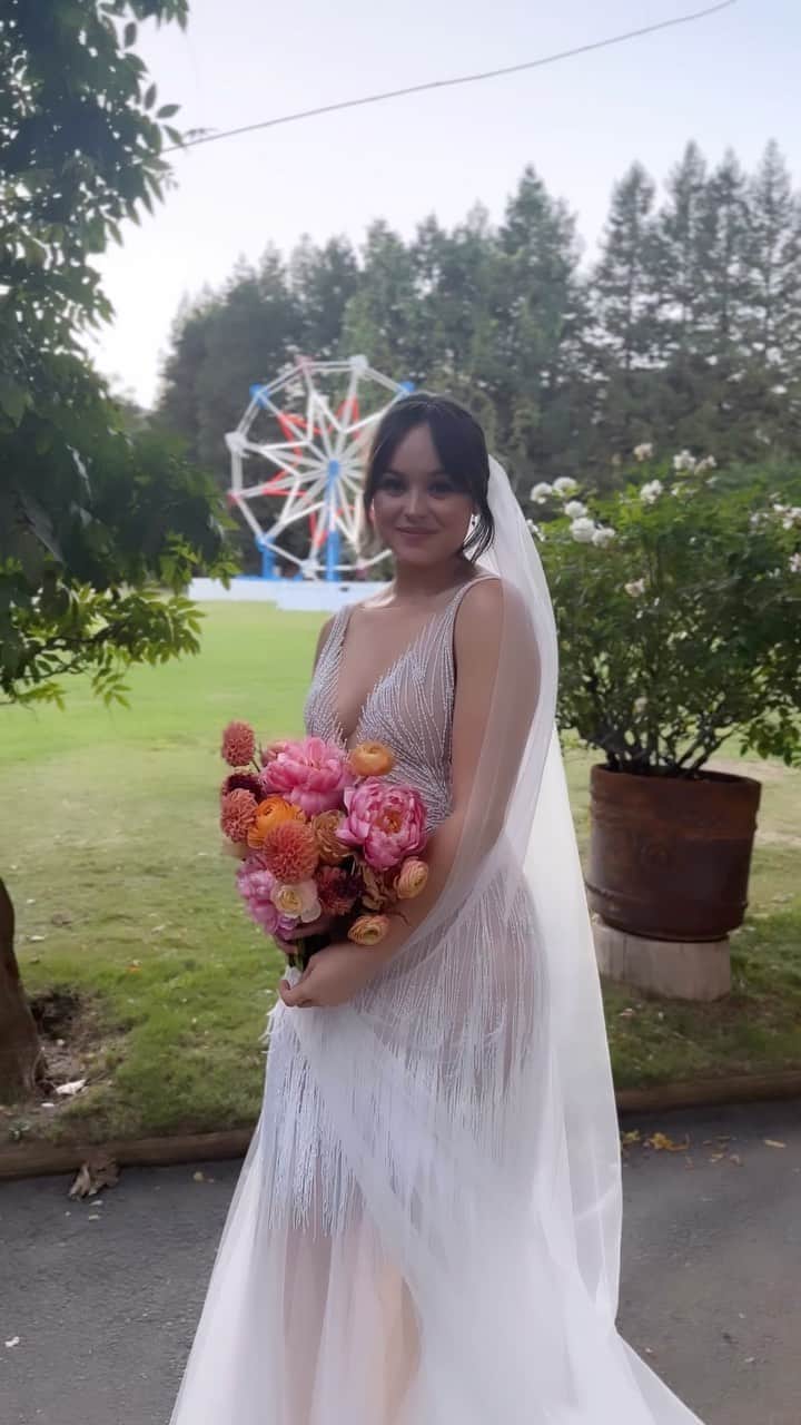 ヘイレイ・オランティアのインスタグラム：「Dream Dress ✅ #LizMartinez #LucaDress #2023Bride」