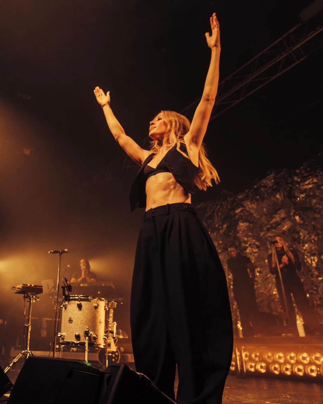 エリー・ゴールディングのインスタグラム：「Thank you Manchester. Adore you ❤️ 📷 @jrcmccord  @stellamccartney」