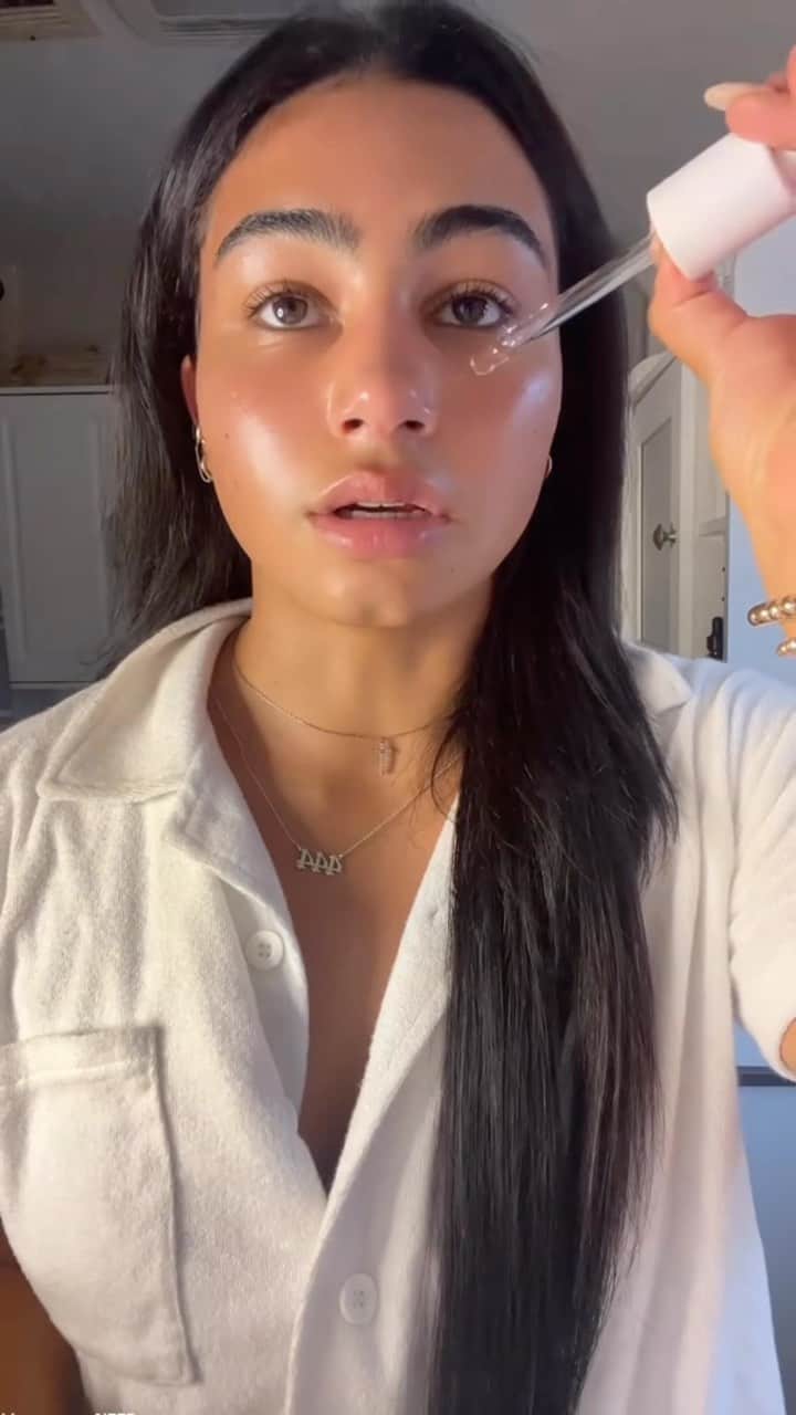 ウラヘンリクセンのインスタグラム：「The #OleGlow is real! 🧡💫 Watch as @jaime.hicks shares her first impressions on achieving her glowy look. Shop Jaime’s favorites, available on @sephora and OleHenriksen.com 💫」