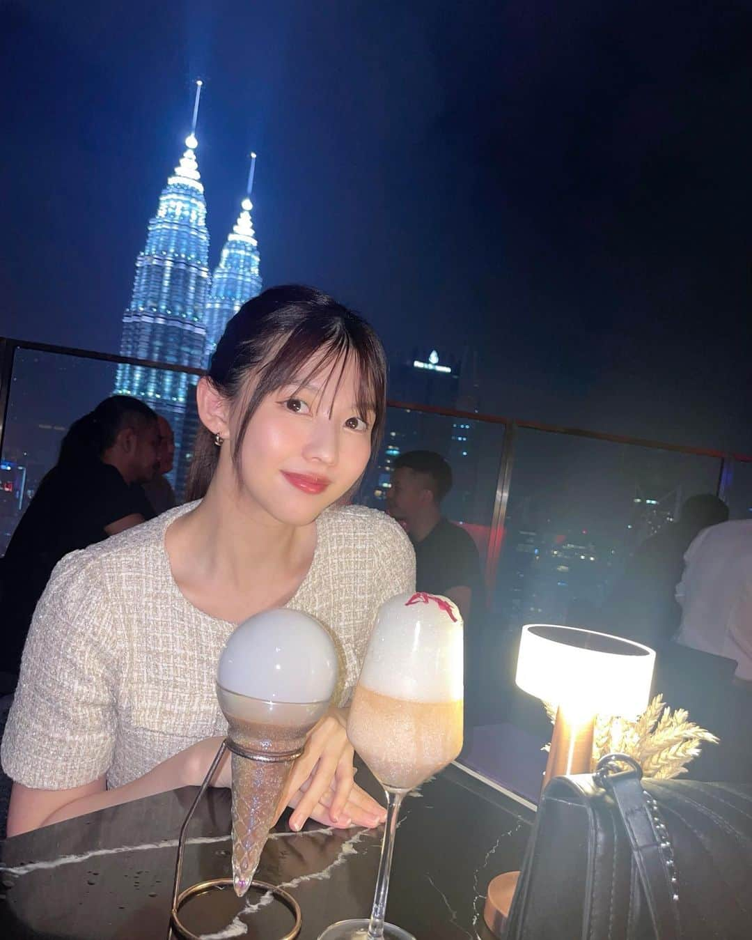 松田紗和のインスタグラム：「1日目でらしい事しといて正解😂🇲🇾 その後ハードすぎて激しすぎて。笑  #マレーシア旅行#クアラルンプール#マレーシア観光#ルーフトップバー#klrahul #Malaysia#malaysiatravel#kualalumpur#blueateq」