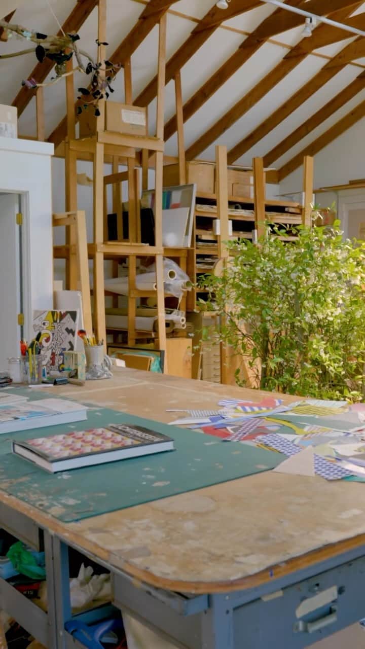 のインスタグラム：「“Lichtenstein Remembered,” an exhibition of sculptures and related studies by Roy Lichtenstein, closes at Gagosian, 980 Madison Avenue, New York, today, October 21. On the occasion, we’re sharing this video touring Lichtenstein’s studio in Southhampton, New York.  In a video for “Gagosian Quarterly,” Irving Blum—who curated the exhibition in recognition of the centenary of the Lichtenstein’s birth—visited the studio and sat down with Dorothy Lichtenstein to discuss the artist’s life and legacy. Follow the link in our bio to watch their full conversation. ________________ #RoyLichtenstein #Gagosian  Artwork © Estate of Roy Lichtenstein. Video: Pushpin Films (@pushpinfilms)」