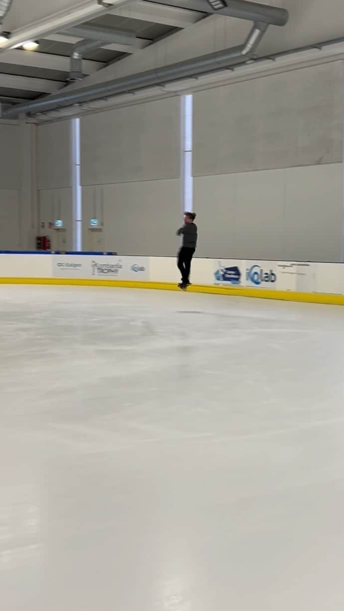 マッテオ・リッツォのインスタグラム：「Last practice at home before leaving for Skate Canada 🍁  Vancouver, see you soonnnnn 🫡 • • #Figureskating #pattinaggiosughiaccio #pattinaggiodifigura #iceskating #ice #competitions #race #olympics #japan #italiateam #fisg4passion  #icelab #fiammeazzurre #go #travel #passport #happy」