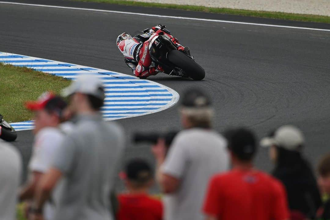 中上貴晶さんのインスタグラム写真 - (中上貴晶Instagram)「Unfortunately today’s SPRINT has been cancelled due to weather conditions. Feel sorry for the fans but right call. Thank you Australia 🇦🇺🦘🐨🫶🏼  予報通りコンディション悪化の為、今日のスプリントはキャンセルとなりました。残念な終わり方で厳しい週末でしたが、切り替えて次戦のタイGPに臨みます！  Next 🛫 : Thailand 🇹🇭   #AustralianGP #MotoGP」10月22日 13時11分 - takanakagami