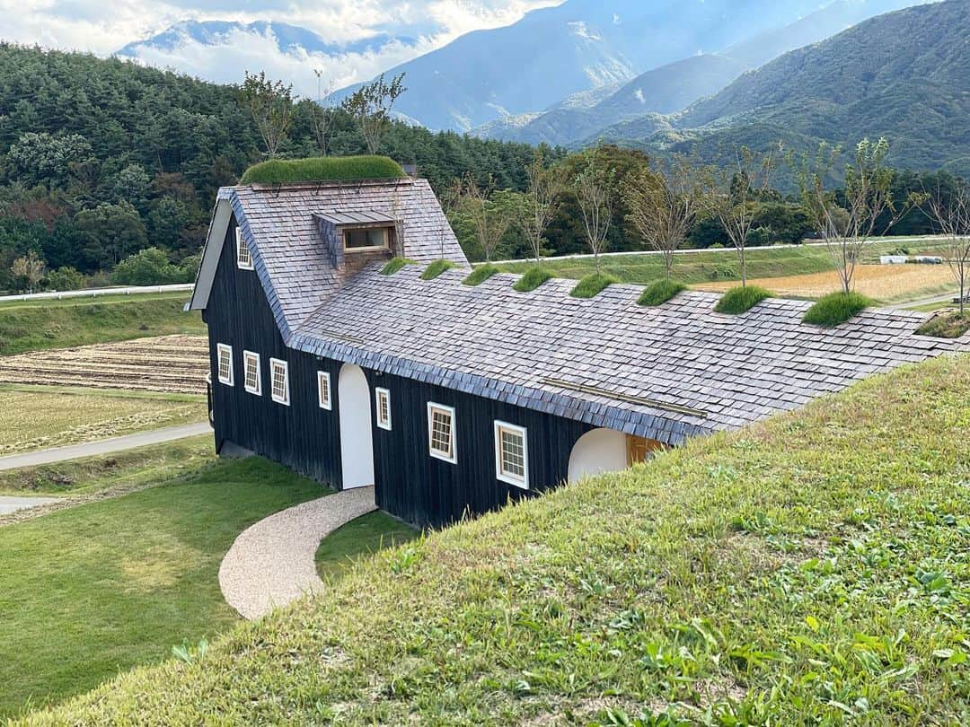 甲斐みのりのインスタグラム：「・ この夏、長野県富士見町にオープンした、藤森照信さんによる1日1組限定の一棟貸しの宿〈小泊Fuji〉。 Casa BRUTUS主催の、藤森照信さん自身が案内してくださる見学ツアーにロルスタッフが当選し、同行することができました！  藤森さんから直接お話を伺うことができて僥倖。日本初の宿泊できる藤森建築。いつか泊まってみたいなあ。  当日は雨予報でしたが、見学中はときおり陽が差したりも。「晴れていればあちらに富士山がみえるんですよ」と教えていただいたあと雲が開けて、富士山が少し顔をのぞかせてくれました。  小泊Fujiについては、Casa BRUTUSのウェブを。 https://casabrutus.com/tags/小泊fuji  #小泊fuji #casabrutus  #建子建子建子」