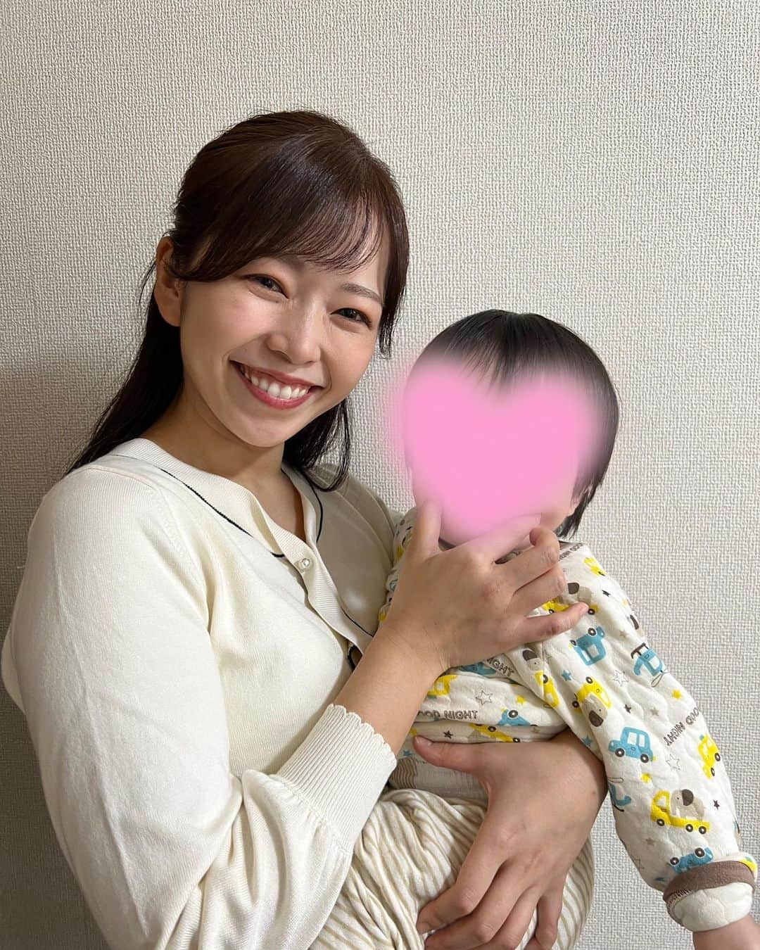 出世凪沙のインスタグラム：「先日1歳になりました👶🏻🎂🎉  #私じゃないよ息子だよ#1歳#誕生日#おめでとう#バースデーボーイ#1年あっという間#産まれた時間に撮ってみた 📸」