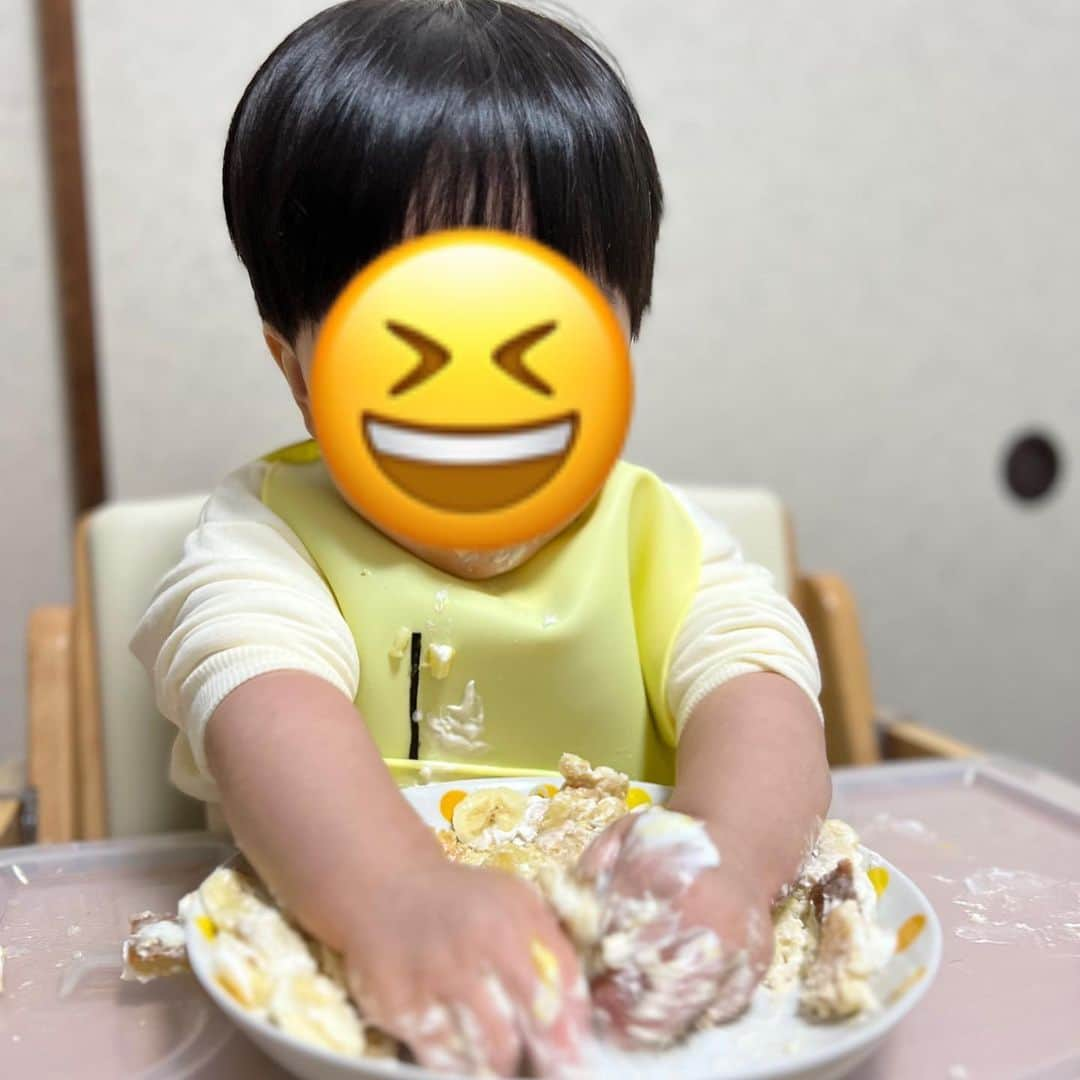 出世凪沙さんのインスタグラム写真 - (出世凪沙Instagram)「. やってみたかった赤ちゃん寿司とスマッシュケーキ、 細かい作業が多くて何回か心が折れかけたけど(笑) 何とかやり切った！！！🥹👏  大興奮しながら食べてくれて作り甲斐がありました😂 (ちなみに片付けも心が折れかけた。笑)  #初めてのお誕生日#1歳誕生日#1歳#お祝いごはん #赤ちゃん寿司#スマッシュケーキ#子どもごはん#手作り　 #いっぱい食べて大きくなぁれ 🐥」10月22日 13時07分 - nagisa_shusse