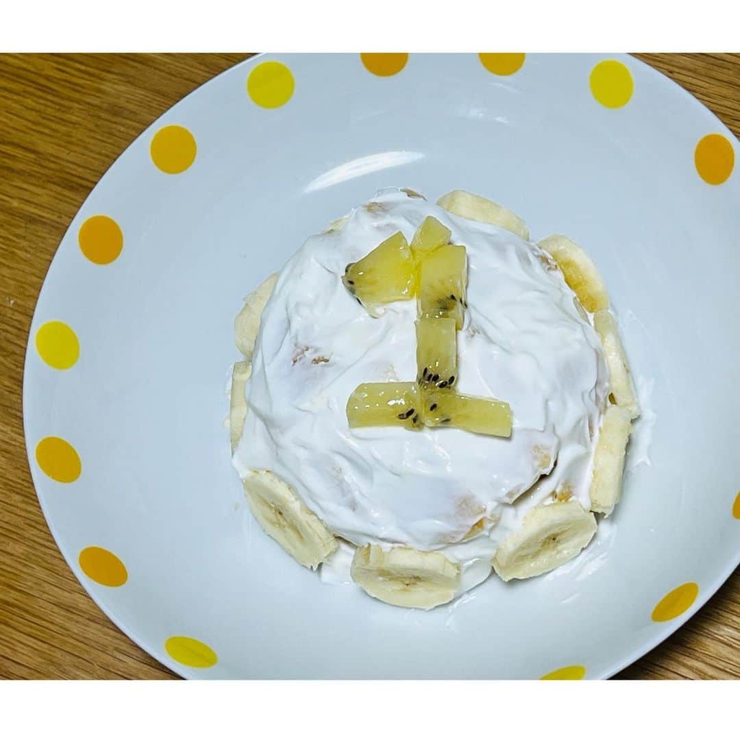 出世凪沙さんのインスタグラム写真 - (出世凪沙Instagram)「. やってみたかった赤ちゃん寿司とスマッシュケーキ、 細かい作業が多くて何回か心が折れかけたけど(笑) 何とかやり切った！！！🥹👏  大興奮しながら食べてくれて作り甲斐がありました😂 (ちなみに片付けも心が折れかけた。笑)  #初めてのお誕生日#1歳誕生日#1歳#お祝いごはん #赤ちゃん寿司#スマッシュケーキ#子どもごはん#手作り　 #いっぱい食べて大きくなぁれ 🐥」10月22日 13時07分 - nagisa_shusse