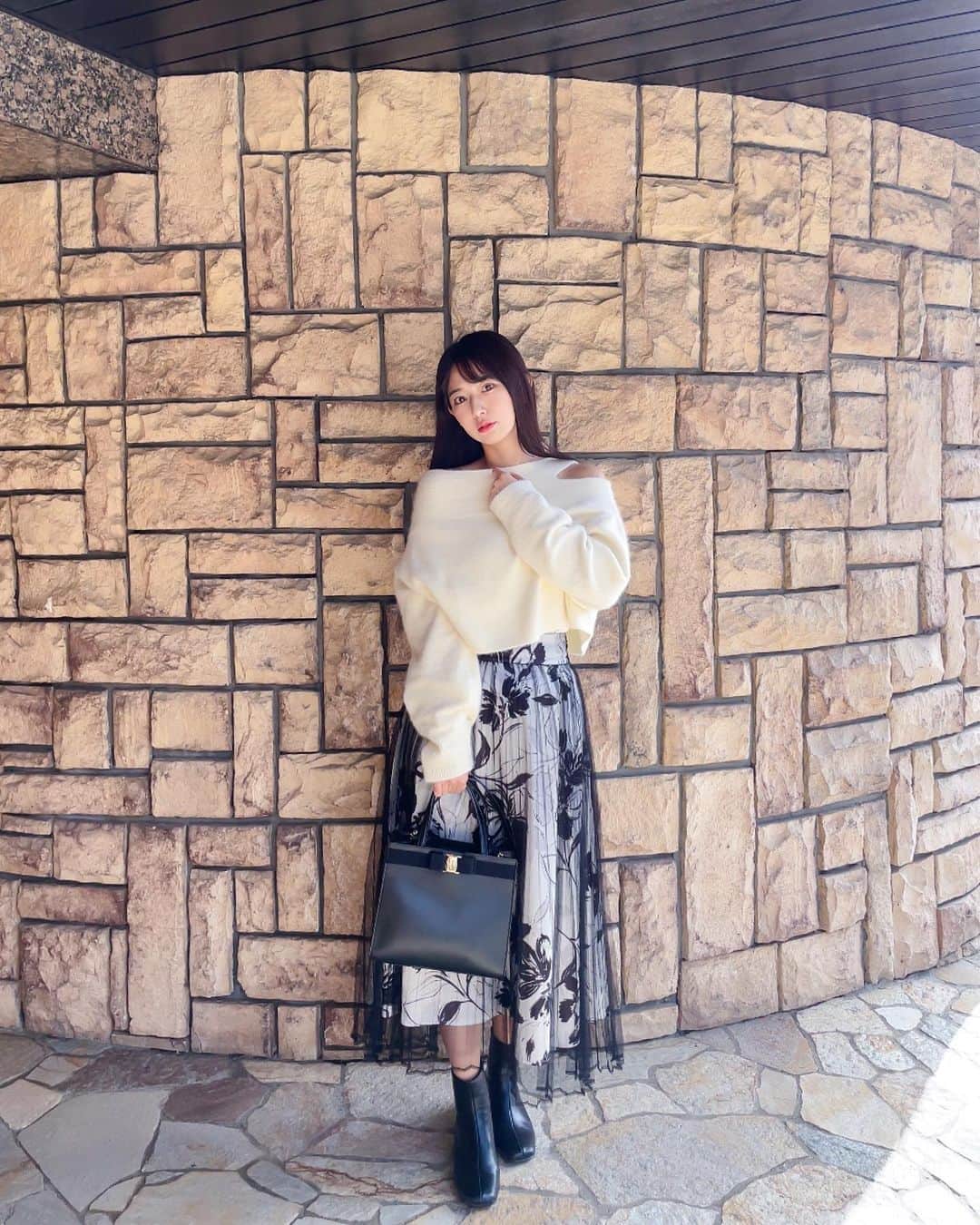 日野礼香のインスタグラム：「ふわふわニットが着たくなる季節🤍  #cocodeal #jillbyjillstuart #fashion #ootd #autumnfashion #cordinate #knit # #japanesegirl #ココディール #ジルバイジルスチュアート #オフショル #ニットコーデ #冬コーデ #ファッション #コーディネート #綺麗めコーデ  #ワンピース #フェミニンコーデ #大人フェミニン #大人フェミニンコーデ #大人可愛いコーデ #秋冬コーデ #秋服コーデ  #大人ガーリー  #骨格ウェーブ #イエベ春 #細見えコーデ  #着痩せコーデ」