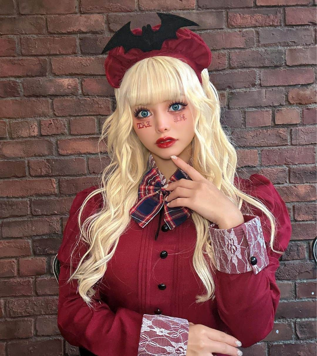 うさたにパイセンのインスタグラム：「お人形さんメイク🥰🥰  結構可愛くできたと思う🧚‍♀️  ニューヘアーはもちろん @m.o.d_hairsalon さん！ありがとう🥹🥹🥹  うちの前髪切れ毛で薄くなってて、重めぱっつん難しいって言われたんだけどなんとか9枚エクステつけてもらってぎゃんぎゃんに重くしてもらったwwwww  ほんと助かる😂！  Ranzukiの専属モデルしていた頃はよくこーゆー髪型してたから懐かしい🤣🤣  でもまた重めぱっつん流行ってきてるしうれしい☺️☺️  みんなはハロウィンなんの仮装する予定🎃？  そして今日はギャルママイベント開催日〜✨✨  盛り上げてこー✨✨」