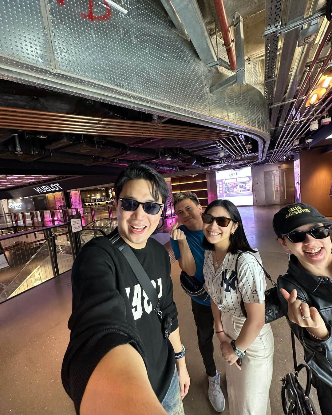 Ryan Bangのインスタグラム：「Cherished moments with my Showtime fam 🫶  #hongkong #family」