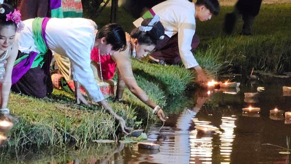 桜 稲垣早希さんのインスタグラム写真 - (桜 稲垣早希Instagram)「昨日はHISコムローイフェスティバルで住みます芸人MCで参加して来ました😊  ラプンツェルの名シーンのモデルとなったコムローイはスカイランタンを一斉に上空へ上げてお祈りするというとても幻想的で美しいお祭りです。  とても人気なイベントで有難いことにチケット完売でたくさんのお客さん達と楽しい時間を過ごせました☺️ありがとうございます！  コムローイを上げる前に広場でゾウさんと遊んだり、ムエタイ体験をしたり、タイの昔遊びをしたり、タイのお菓子やわた飴などの露店で楽しんでもらった後  タイ料理ブッフェを楽しみながらステージではタイの伝統的な舞踊を観たり我々のクイズコーナーなど盛りだくさんなイベントを経て、  最後にみんなでコムローイをあげるという楽しい事だらけの神イベントです😆✨✨  お子さんもたくさん来てくれてて、 多分大きくなっても記憶に残る素敵な体験だろうなぁと嬉しくなりました☺️  私もトニーにコムローイ体験をさせてあげたいです。  一泊2日のお仕事でしたが、仕事というよりは仲良しグループで旅行に来た感覚でした😆  タイランド吉本は芸人さんも社員さんもみんな仲良くてすごく良い空気なのが嬉しいです😊  次回も楽しみです🎵  #桜稲垣早希 #りおなり #タイ移住 #3歳男の子育児 #海外子育て #タイ #バンコク #りおなり夫婦のビログ旅 #あっぱれコイズミ #Tの極み #HISコムローイフェスティバル  #タイのお祭り #コムローイ」10月22日 11時40分 - sakura_inagaki_saki