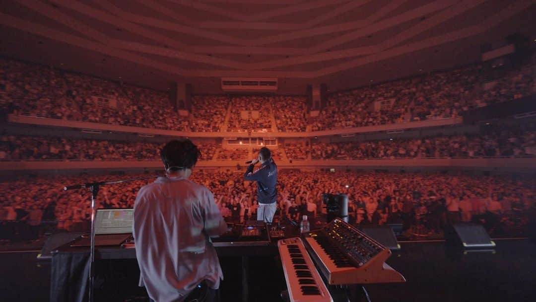 JJJさんのインスタグラム写真 - (JJJInstagram)「@stuts_atik 🙏 Changes feat. JJJ (“90 Degrees” LIVE at 日本武道館 June 23, 2023)  [Live credits] MPC, Synthesizer, Manipulator: STUTS Piano: TAIHEI @taihei0704  E.Bass: Keigo Iwami @kg183  E.Guitar: Akihiko Ohgi Sax, Flute: Satoru Takeshima Trumpet: Yusuke Sase Drums: Sota Kira Mixed by STUTS at Atik」10月22日 11時53分 - __j_j_j__