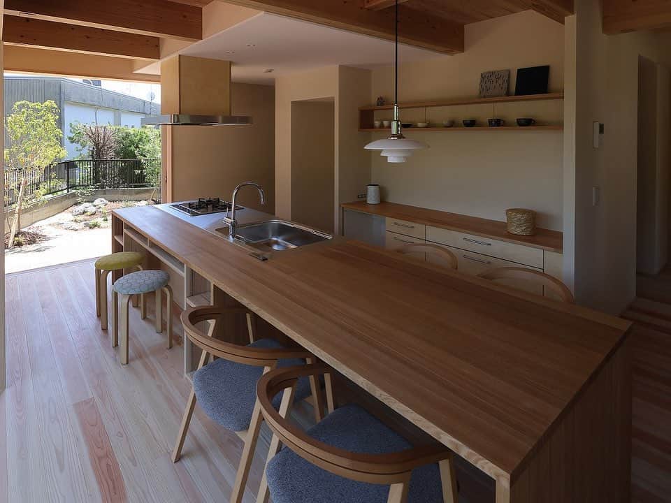 シーエッチ建築工房 さんのインスタグラム写真 - (シーエッチ建築工房 Instagram)「* 食卓と、シンクの高さを揃えた 木製の造作キッチン。 ⠀⠀⠀⠀⠀⠀⠀⠀⠀⠀⠀⠀ キッチンで調理をする人と 食卓で座る人の視線が近く 会話がしやすかったり、雰囲気がわかったり 家族のここちよさを作ります。 ⠀⠀⠀⠀⠀⠀⠀⠀⠀⠀⠀⠀ これを実現するために キッチンの床を１段下げたり 間取りに制約が生じる点もあるので どんな風に使いたいか、ご検討のうえ とりいれてみてください。 ⠀⠀⠀⠀⠀⠀⠀⠀⠀⠀⠀⠀ ⠀⠀⠀⠀⠀⠀⠀⠀⠀⠀⠀⠀ ──────────── 株式会社シーエッチ建築工房 兵庫県宝塚市仁川台76番地 0798-52-8863 https://www.ch-wood.co.jp ──────────── @ch_kenchiku @ch_namie.takarazuka @ch_watanabe ⠀⠀⠀⠀⠀⠀⠀⠀⠀⠀⠀⠀ ⠀⠀⠀⠀⠀⠀⠀⠀⠀⠀⠀⠀ #シーエッチ建築工房 #木の家 #家づくり #注文住宅 #新築 #リノベーション #住まい #暮らし #日々のこと #マイホーム ⠀⠀⠀⠀⠀⠀⠀⠀⠀⠀⠀⠀ #宝塚市 #西宮市 #三田市 #川西市 #伊丹市 #三木市 #豊中市 #高槻市 #吹田市 #神戸市 #工務店 #自然素材 #暮らしを楽しむ #木製キッチン  #家が好き #パッシブデザイン #丁寧な暮らし #工務店がつくる家 #家づくりアイデア #造作キッチン」10月22日 11時48分 - ch_kenchiku