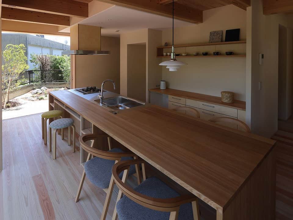 シーエッチ建築工房 さんのインスタグラム写真 - (シーエッチ建築工房 Instagram)「* 食卓と、シンクの高さを揃えた 木製の造作キッチン。 ⠀⠀⠀⠀⠀⠀⠀⠀⠀⠀⠀⠀ キッチンで調理をする人と 食卓で座る人の視線が近く 会話がしやすかったり、雰囲気がわかったり 家族のここちよさを作ります。 ⠀⠀⠀⠀⠀⠀⠀⠀⠀⠀⠀⠀ これを実現するために キッチンの床を１段下げたり 間取りに制約が生じる点もあるので どんな風に使いたいか、ご検討のうえ とりいれてみてください。 ⠀⠀⠀⠀⠀⠀⠀⠀⠀⠀⠀⠀ ⠀⠀⠀⠀⠀⠀⠀⠀⠀⠀⠀⠀ ──────────── 株式会社シーエッチ建築工房 兵庫県宝塚市仁川台76番地 0798-52-8863 https://www.ch-wood.co.jp ──────────── @ch_kenchiku @ch_namie.takarazuka @ch_watanabe ⠀⠀⠀⠀⠀⠀⠀⠀⠀⠀⠀⠀ ⠀⠀⠀⠀⠀⠀⠀⠀⠀⠀⠀⠀ #シーエッチ建築工房 #木の家 #家づくり #注文住宅 #新築 #リノベーション #住まい #暮らし #日々のこと #マイホーム ⠀⠀⠀⠀⠀⠀⠀⠀⠀⠀⠀⠀ #宝塚市 #西宮市 #三田市 #川西市 #伊丹市 #三木市 #豊中市 #高槻市 #吹田市 #神戸市 #工務店 #自然素材 #暮らしを楽しむ #木製キッチン  #家が好き #パッシブデザイン #丁寧な暮らし #工務店がつくる家 #家づくりアイデア #造作キッチン」10月22日 11時48分 - ch_kenchiku