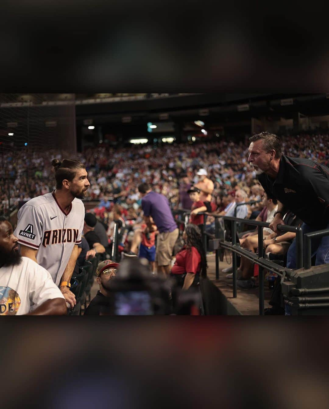 MLBさんのインスタグラム写真 - (MLBInstagram)「Legendary crossover moment 💯  #RandyJohnson #MichaelPhelps #MLB」10月22日 11時51分 - mlb