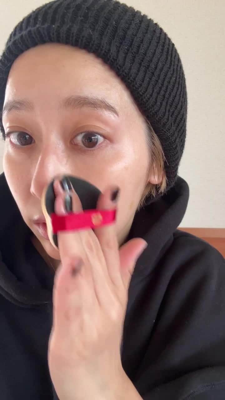石田一帆のインスタグラム：「2023.10.22  フーディー+ニット帽+メガネ に合わせたメイクをしてました！  ☑︎クッションファンデ @ginzastefany  昨日はコンシーラー代わりとして、 今日はクッションファンデとして使いました☺️  初回限定、公式オンライン限定 ▪︎クッションファンデ単品 通常5,280円 → 1,990円…！！！ ※別途送料がかかります  ▪︎ファンデ+最後に使ったパウダー 通常11,330円 → 6,490円(税込)  ※送料無料です  これまで楽天でしか購入したことのない方も 初回価格OK&定期縛りなしとのことでした✨ (楽天にもない特別価格🤫)  #PR#ginzastefany#美女クッション#クッションファンデ#メイク動画」