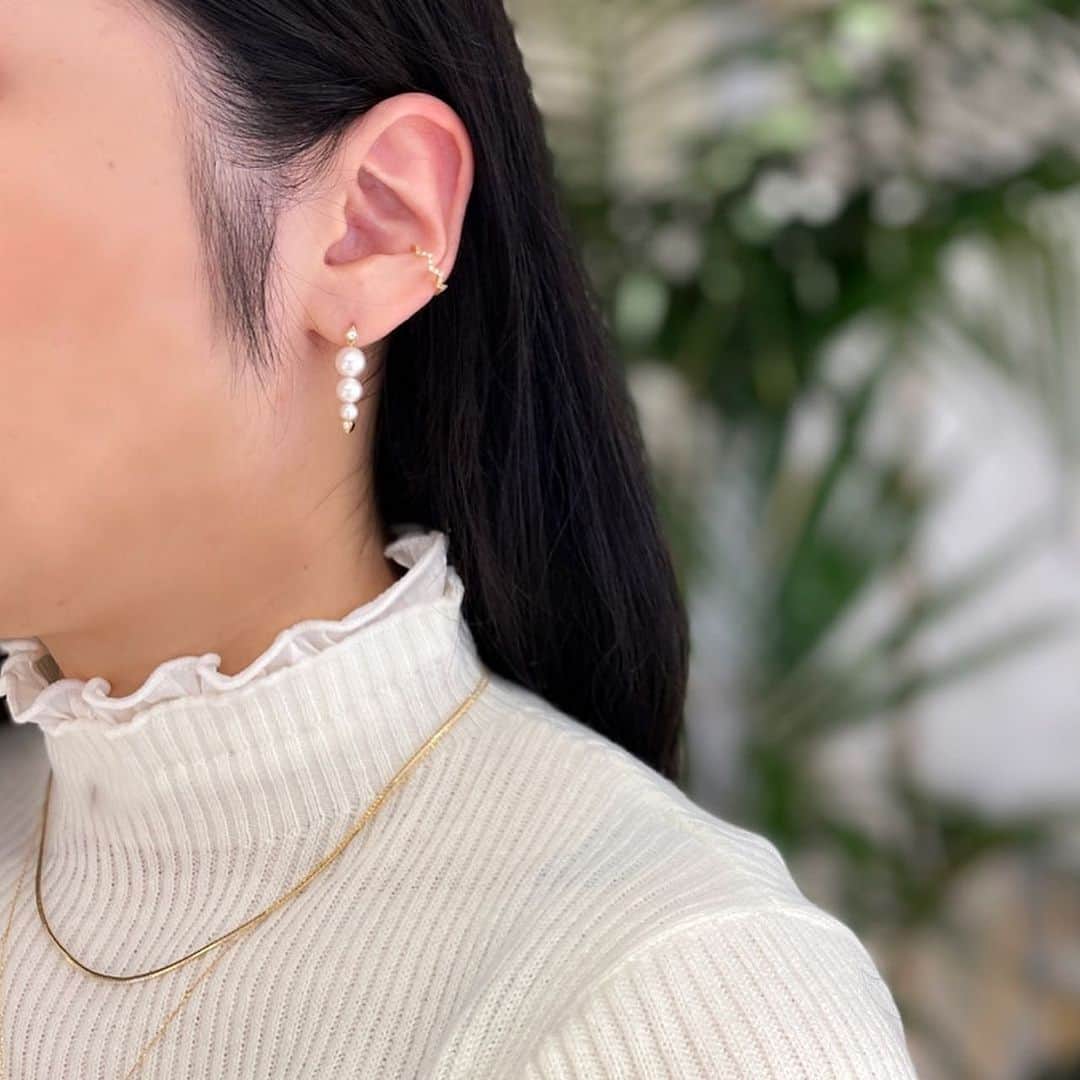 starjewelry_pressさんのインスタグラム写真 - (starjewelry_pressInstagram)「-WINTER LIMITED- PEARL SEQUENCE  静寂な聖なる夜、音階（Tone）を奏でるようにパールを連ねてテーマを表現した、モダンなジュエリー。 希少性の高いアコヤパールを贅沢にグラデーションに配したジュエリーが、胸元をシャープに彩ります。  ドロップ型の地金で留めた美しくラグジュアリーな輝きを放つダイヤモンドを合わせて、より一層上品な印象に仕上げました。  ピアスは片耳販売なので組み合わせを自由に楽しめます。  #starjewelry #スタージュエリー #winter #holiday #limitedmodel #winterlimited #toneoflove #sequence #jewelry」10月22日 12時03分 - starjewelry_press
