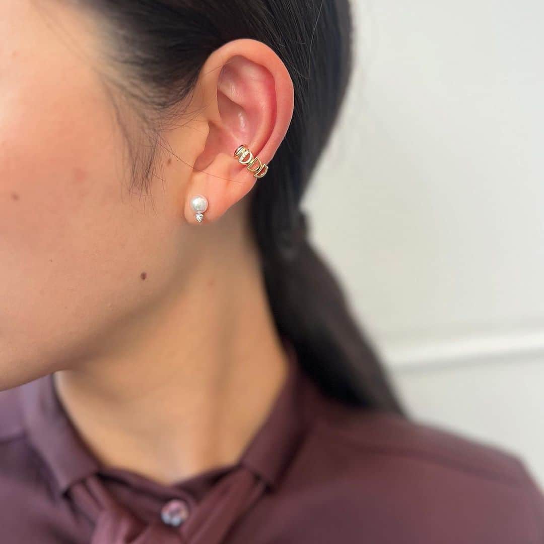 starjewelry_pressさんのインスタグラム写真 - (starjewelry_pressInstagram)「-WINTER LIMITED- PEARL SEQUENCE  静寂な聖なる夜、音階（Tone）を奏でるようにパールを連ねてテーマを表現した、モダンなジュエリー。 希少性の高いアコヤパールを贅沢にグラデーションに配したジュエリーが、胸元をシャープに彩ります。  ドロップ型の地金で留めた美しくラグジュアリーな輝きを放つダイヤモンドを合わせて、より一層上品な印象に仕上げました。  ピアスは片耳販売なので組み合わせを自由に楽しめます。  #starjewelry #スタージュエリー #winter #holiday #limitedmodel #winterlimited #toneoflove #sequence #jewelry」10月22日 12時03分 - starjewelry_press