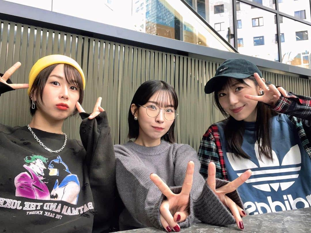 岩佐美咲のインスタグラム：「昨日のランチのお相手はしーちゃんと咲子でした👩‍👩‍👧　　　　　　　 渋谷マークシティでマツケンサンバⅡのイベント中で、腰元ダンサーズの皆さまと写真撮影が出来ました✨　　　　　　　　　　　 今日はこれからドキドキなアレです…！　　　　　　　　　　　　　行って来ます！！！　　　　　　　　　　　　　　　　　　　　　　 　　　　　　　　　　　　　　　　　　　　　　　　　　　　　　　 #ランチ #女子会 #タイ料理 #マツケンサンバ #dmmオンクレで毎日がカルナバル #lunch #friends」