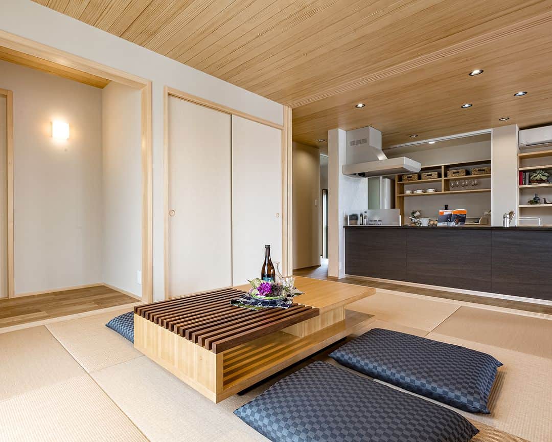 OKOCHI STYLE(香川県) さんのインスタグラム写真 - (OKOCHI STYLE(香川県) Instagram)「ステキなおうちの内装特集♩  ーーーーーーーーー 香川県で木の家を建てる #大河内工務店  #施工事例 を多数ご紹介しています。 ▷ @okochi.komuten  創業1953年。 #上質な家 をていねいに。 #自然素材 と技術にこだわった家づくりをしています。  🗾施工エリア 香川県・愛媛県（四国中央市） その他エリアはご相談ください  お問い合わせやご質問は DM、コメント、HPにてお気軽にお問い合わせください。  ーーーーーーーーー 資材倉庫をリノベーションした #わが家ギャラリー木きん堂 ギャラリーのご案内やcafeの情報をお届けします🌟 ▷ @mokkindo.cafe ーーーーーーーーー  #香川県 で #注文住宅 を建てるなら大河内工務店 ▷ @okochi.komuten  #一級建築士事務所 #自由設計 #木の家 #木の家づくり #自然素材の家 #無垢材 #新築 #新築一戸建て #マイホーム #マイホーム計画 #インテリア #家づくり #工務店だからつくれる家 #暮らしを楽しむ #香川新築 #香川注文住宅 #香川イベント #香川の家 #香川県工務店 #内装」10月22日 12時00分 - okochi.komuten