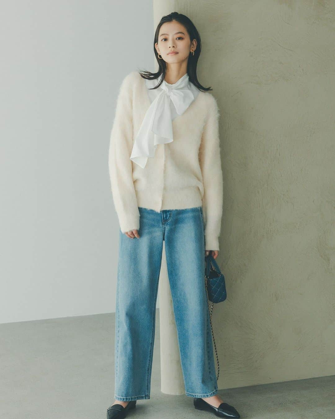 NATURAL BEAUTY BASICのインスタグラム：「松木育未さん着用の 新作webカタログ第2弾が大好評公開中♡  Knit Addiction♡ Feat.Ikumi Matsuki  これからの季節に欠かせない ニットの新作コレクションをお届け。  ■起毛ニットカーディガン ¥9,900 tax in size:FR color:オフ/チャコール/ブラウン #0173275011  ■ボウタイペプラムブラウス ¥7,920 tax in size:S/M color:シロ/チャコール/チャコールストライプ #0173210943  ■ワイドストレートデニムパンツ ¥9,460 tax in size:S/M/PS color:クロ/ブルー #0173230800  ------------  フレッシュなキャミ＆カーデのアンサンブルに、 スパンコール、スタイリッシュなベストレイヤードタイプ… デイリースタイルを可愛くおしゃれに アップデートしてくれる旬ニットをずらりラインナップ！  #松木育未 さん #新作アイテム #シャギーニット #ワイドパンツ #デニムパンツ #白ニット　 #冬コーデ #お出かけコーデ #オフィスコーデ #オフィスカジュアル #通勤コーデ #大人可愛い #カラーコーデ  #着回しコーデ #きれいめカジュアル  #ベーシックコーデ #ベーシック #ナチュラルコーデ #トレンドスタイル #シンプルコーデ #ナチュラルビューティーベーシック #naturalbeautybasic」