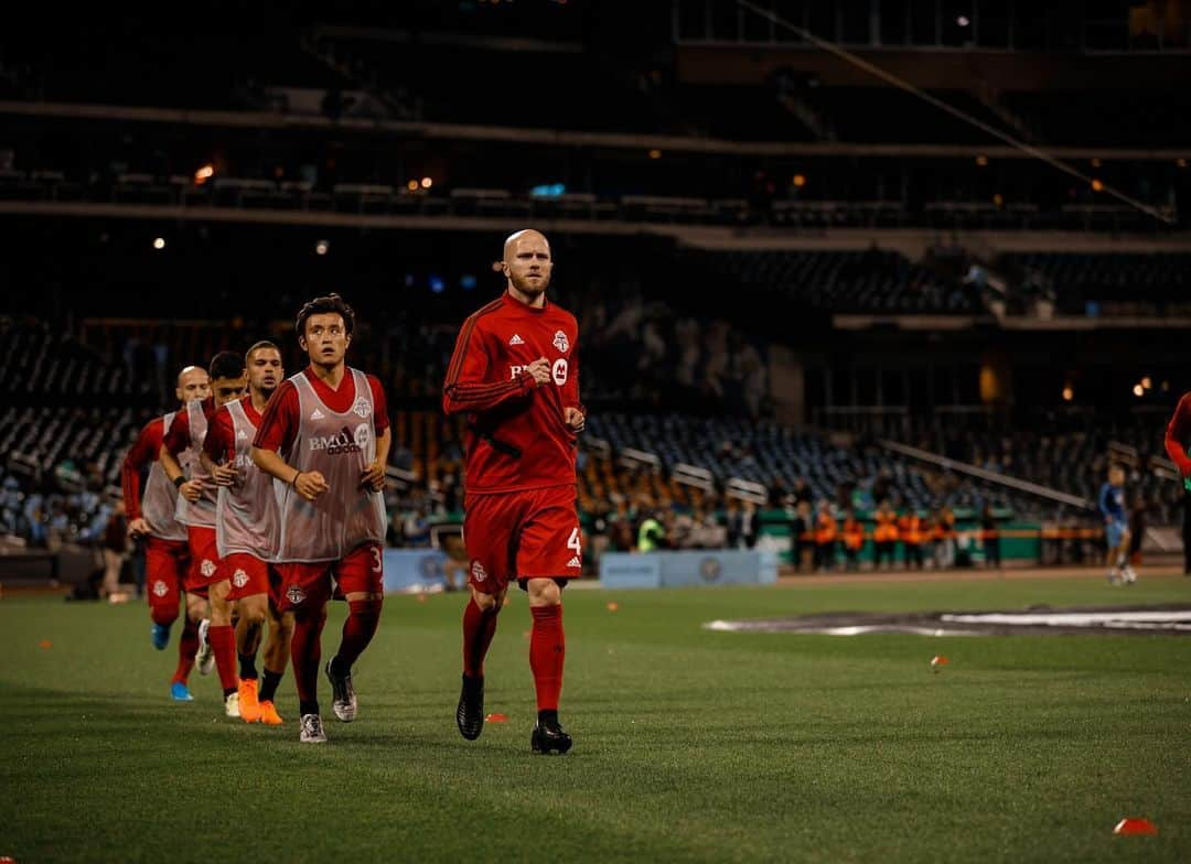 遠藤翼さんのインスタグラム写真 - (遠藤翼Instagram)「. A true captain leading by example day in, day out.   So fortunate that I was able to share the pitch with him for years and see what the true professionalism and dedication looked like.  Thank you for what you have done for the city, club and myself. Congrats on an astonishing career Mike ❤️  #MB4Ever」10月22日 12時03分 - tsubasa_endoh