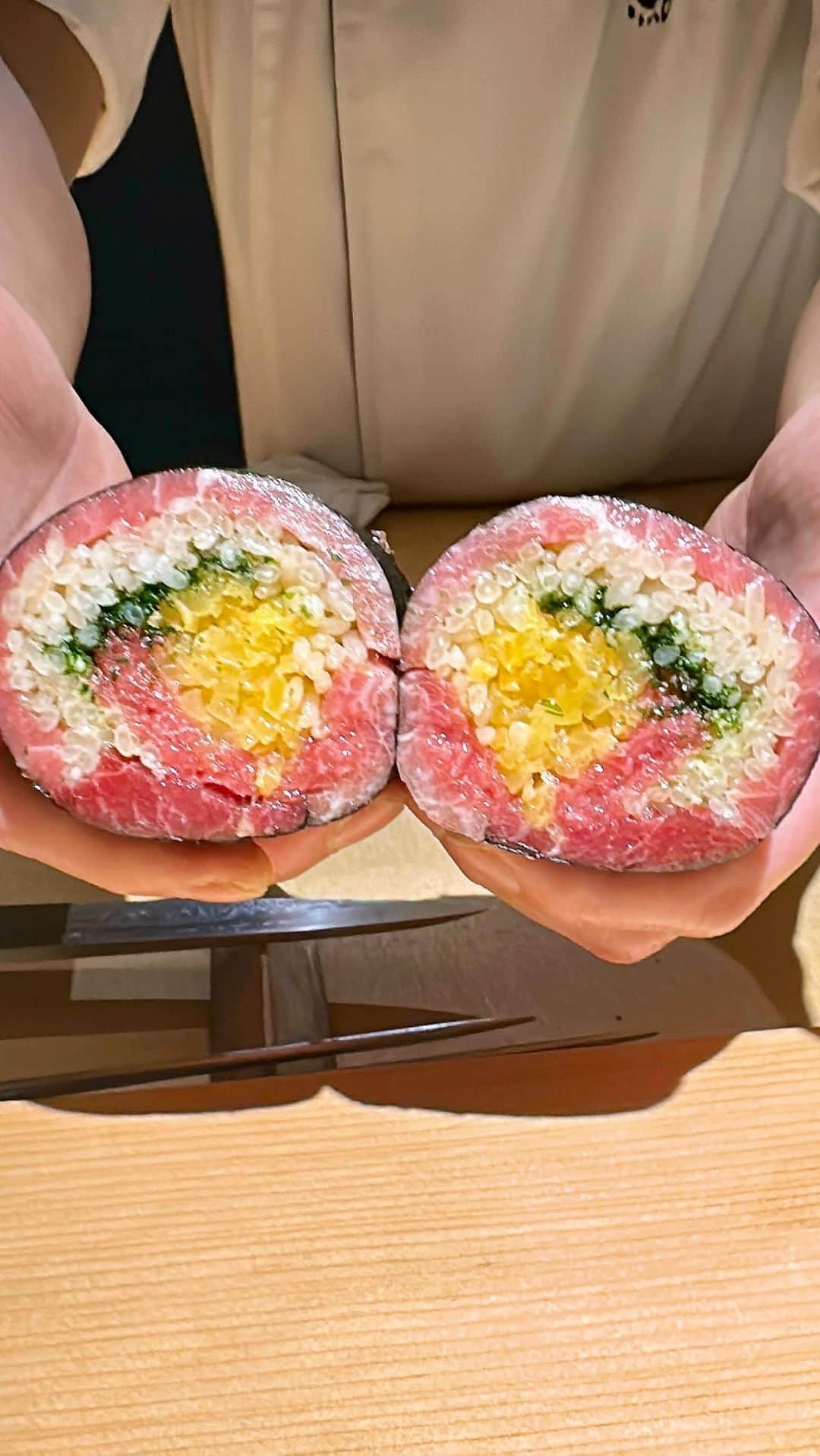 山岸久朗のインスタグラム：「ここのトロたく巻きは、ほとんどトロで構成されていてウルトラ必食です。ただしコースには入ってなくて別注文しないといけないことに要注意⚠️  #鮨shizuku #鮨shizuku西天満  #トロたく #トロたく巻き  #トロたくグルメ  #トロたく大好き連合  #ちょ待てよ」