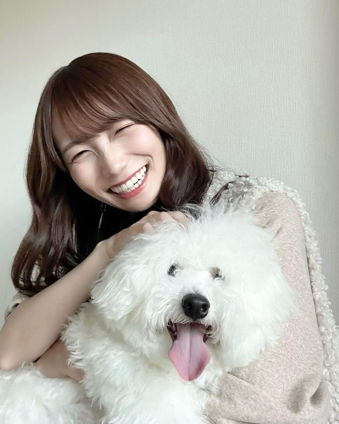 江嶋綾恵梨のインスタグラム：「との🐶♡ 先日、お友達のお家でのんびりまったり𓂃  わんこ…可愛すぎるよ…(おもちに嫉妬される🦜笑  #犬 #犬スタグラム #犬のいる暮らし #笑顔」