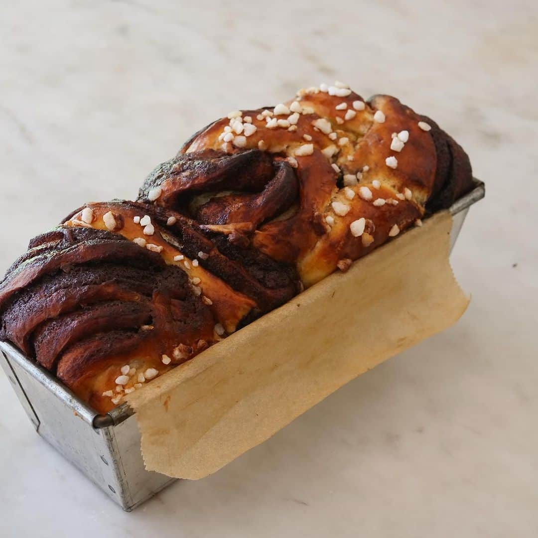 若山曜子さんのインスタグラム写真 - (若山曜子Instagram)「#おうちぱんはこれでいい　の基本のふんわりパンをブリオッシュの軽めとみなして、 今人気の  #BABKA を作ってみました。 NYで火がついたみたいですが、パリでもおしゃれなお菓子屋さんやパン屋さんにはたいてい置いてあった。どうやら流行ってるようです。  私の基本のふんわりパンの配合は、BABKAにするには油分が少ないかな、チョコペーストにもう少しバター入れれば良かったかなとか、層をもう少し薄くしたいなとか、甘さも少し控えようかなとか、改善点はあるもののの、無茶苦茶適当な成形のわりには、オーブン開けた時、おお✨とちょっと気分があがりました。 見た目の偉そう感はなかなかのもの。 これ作るの楽しいなあ。  ストーリーズでも作り方を簡単に見せてますが、美味しくできたら11月のオンラインレッスンでもレシピお伝えしようかな？トロペジエンヌとパンの配合は同じです。 そうそう、先日のインスタライブのアーカイブのご視聴は明日までです。 ☟  ※ #おうちパンはこれでいい　のマスカルポーネパン＆ロール　@cotta_corecle  さんとのインスタライブ、ご覧になれるのは明日いっぱいですので、トライされたい方は今日ぜひ。  ※ オンラインレッスンはプロフィール欄のリンクツリーよりご購入になれます。 10月 #スコーン 色々、11月ふんわりパンと #トロペジェンヌ　12月　ベリーの　#パヴロバ  または　#シャルロット #バブカ」10月22日 12時06分 - yoochanpetite