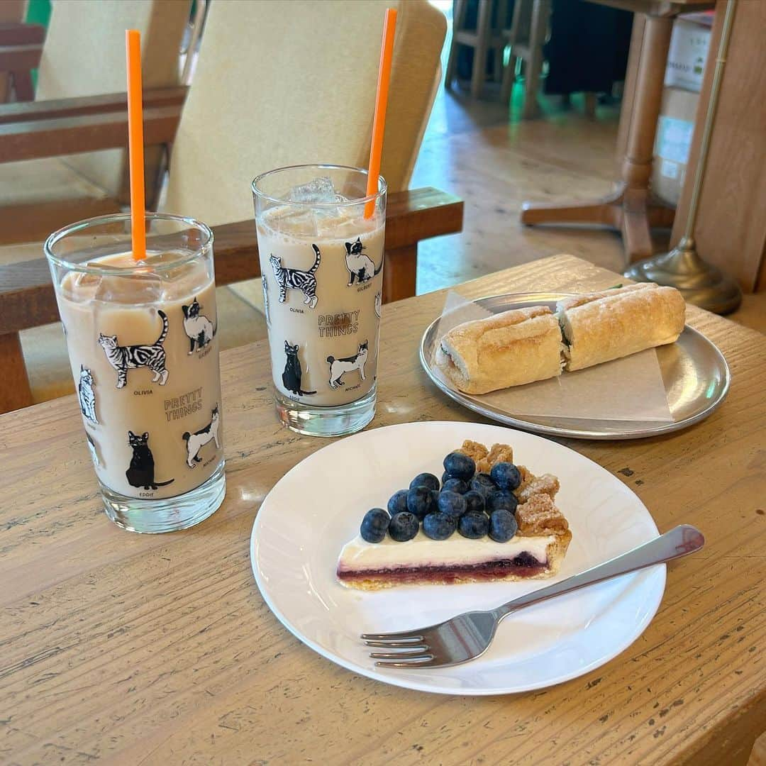 あかねぴのインスタグラム：「.  Pretty Things 🧁🫐  . #駒沢公園 #駒沢カフェ #カフェ巡り #prettythings #cafe」