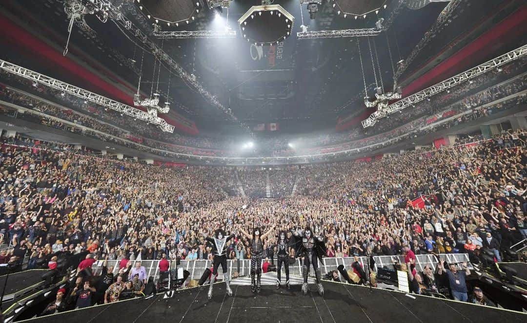 KISSのインスタグラム：「DETROIT ROCK CITY! #EndOfTheRoadTour」