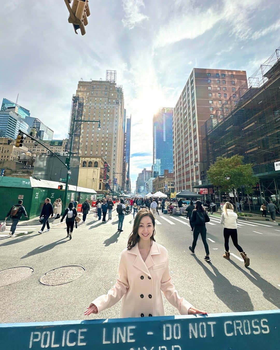 黒川智花のインスタグラム：「♡ 雨上がり⛅️外に出たら大通りが歩行者天国になっていてビックリ😳出店もあったので次回チェックしてみます🙌✨ 🌍 #黒川智花のNY珍道中 #智花inNY #nyc #NewYork #ニューヨーク生活」