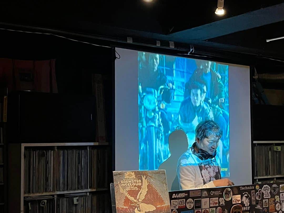 のインスタグラム：「昨夜の福岡映画祭アフターパーティーから。  「OTHER MUSIC」の字幕監修に関わった音楽ライター、松永良平氏のサントラ縛りDJタイム🎶 レア盤続出する中、限りなく透明に近いブルーのアナログは垂涎モノ😍  バックは、狂い咲きサンダーロードのコラージュ映像。昨日の上映で初めて観たZ世代らが相当喰らっていたと報告を受けています😎」