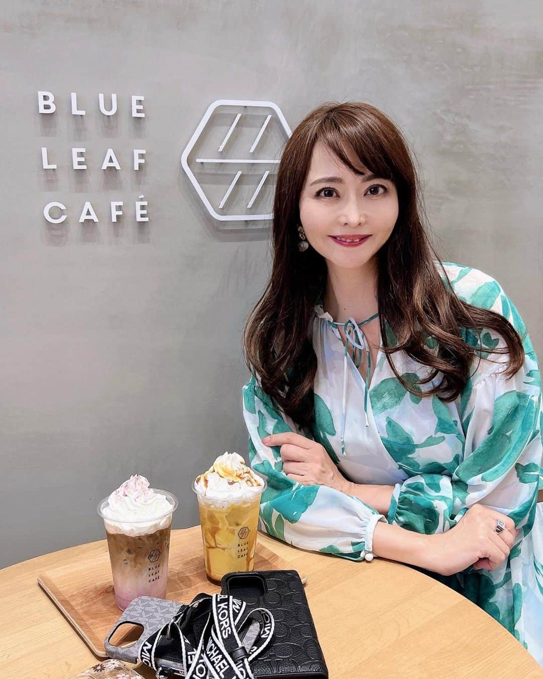 森雅子さんのインスタグラム写真 - (森雅子Instagram)「✨✨✨  毎回、新作ドリンクが楽しみな  BLUE LEAF CAFÉ 名古屋  @blueleafcafe.nagoya   秋のレセプションに行ってきました✨  今回私が飲んだのは カラフルなグラデーションが楽しい 「紫いもラテ」と  昨年大好評で期間限定復活する 「パンプキンプリンフラッペ」  どちらも飲む前から 可愛い見た目にウキウキ💕  「紫芋ラテ」はラテと紫芋の ２つの味が楽しめてこれが合う〜♪  「パンプキンプリンフラッペ」は 濃厚なカボチャとプリン、キャラメルの甘さが 病みつきになる美味しさでした✨  「パンプキンプリンフラッペ」は 10月23日〜10月31日までの期間限定なので お早めに😊  しかもレジにて「投稿を見た」と言うと200円引き！ 700円→500円になりますよ。  KDDIのショップに併設してるから 新作スマホやスマホケースも色々見れて楽しかった〜  ぜひ行ってみてくださいね✨  ・ ・  BLUE LEAF CAFÉ  名古屋市中村区名駅1-1-3 タカシマゲートタワーモール2F 052-588-2860  ・ ・  #PR #blueleafcafe #blueleafcafe名古屋 #ブルーリーフカフェ #ブルーリーフカフェ名古屋 #blueleafcafe秋メニュー #ハロウィン #パンプキン #名古屋カフェ #au #austyle #kddi直営店 #austyle_tgm #auplus1collection #名駅カフェ #タカシマヤゲートタワーモール  #秋スイーツ」10月22日 12時14分 - mako_marie_an