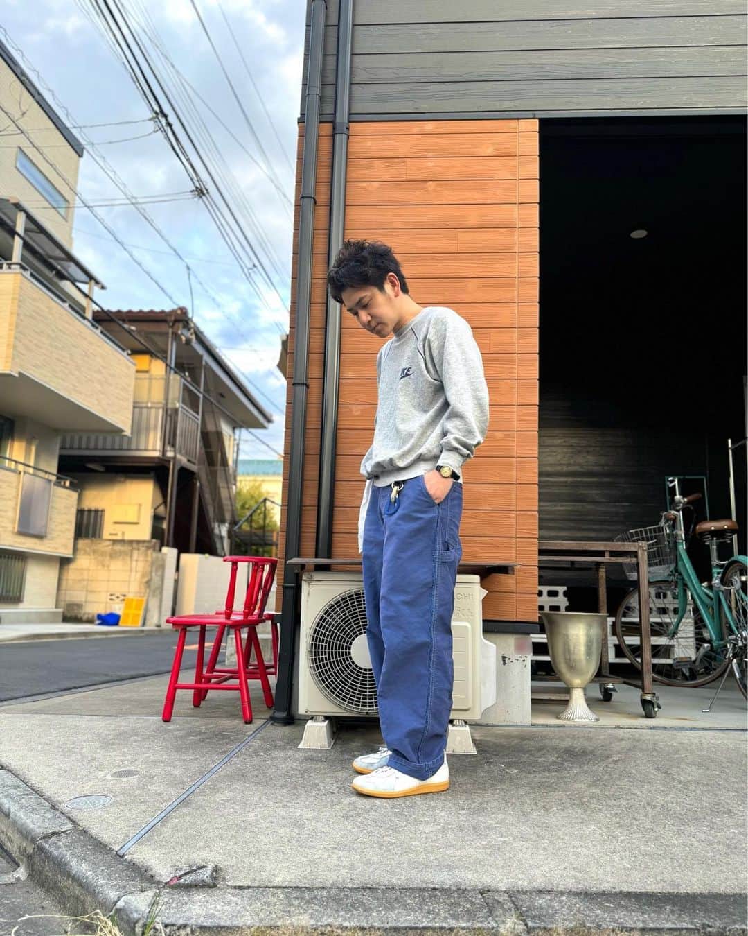 中込悠さんのインスタグラム写真 - (中込悠Instagram)「今日は、 『休日に会ったら意外とカジュアルだった会社の先輩』。  本当は昨日。キーホルダーは蔵前のお店で買ったもので、信じられないくらい気に入っています。  sweat:#nike #used  pants:#maisonmargiela  shoes:#germantrainer   #古着  #散歩  #ootd  #エレガント人生中込  #エレガント人生」10月22日 12時23分 - nakagomeu