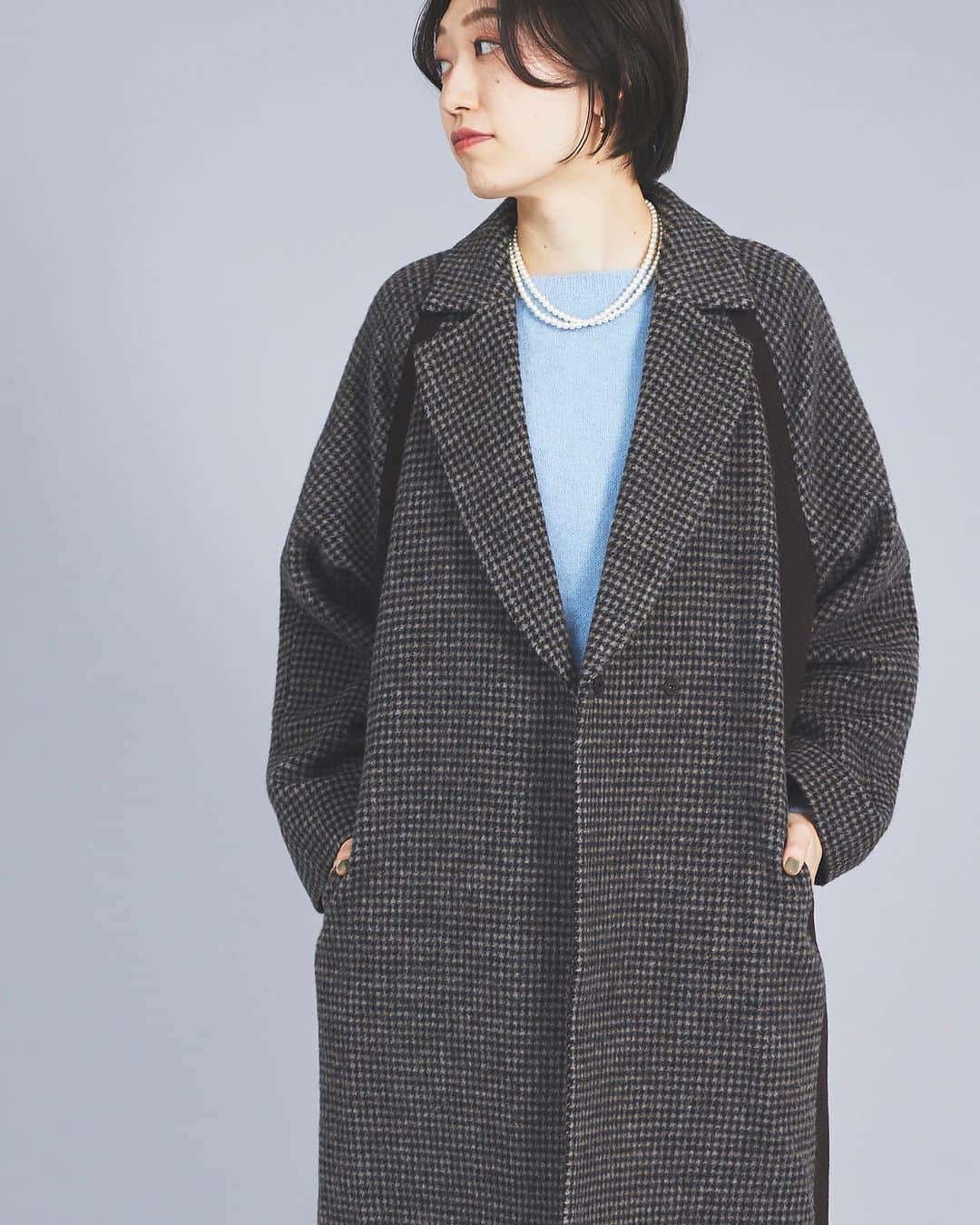 le. coeur blancのインスタグラム：「.   RECOMMEND COAT  ⁡ ルクールブランのこだわりが詰まった この冬とっておきのコート。 気分よく着こなしを託せる数々に注目◎ ⁡ ⁡ # chester coat ⁡ シーズンムードにぴったりな シャギーチェックコートが登場。 すらっとしたシルエットと、 サイドの切り替えで凛とした佇まいに。 ⁡ ⁡ item  ⁡ シャギーチェックチェスターコート ¥42,900 size : 38 color : ブラウン柄 / ブラック柄 no. 3038075910 shop : 10/25(水)入荷予定 online store : 準備が整い次第販売開始 ⁡ _____________________ < 𝗶𝗻𝘀𝘁𝗮 𝗹𝗶𝘃𝗲 𝘀𝗰𝗵𝗲𝗱𝘂𝗹𝗲 > 10/24(火) ⁡ ※日時は変更になる場合もございます。 　詳しくは前日のストーリーズでお知らせします。 ⁡ ⁡ ⁡ ⁡ ⁡ ⁡ ⁡ ⁡ ⁡ ⁡ ⁡ ⁡ ⁡ ⁡ ⁡ ⁡ ⁡ ⁡ ⁡ ⁡ ⁡ ⁡ ⁡ #lecoeurblanc #ルクールブラン #le_23aw #autumn #winter #le_web #coat #outer  #コート #アウター  #シャギー #チェック柄 #チェスターコート」