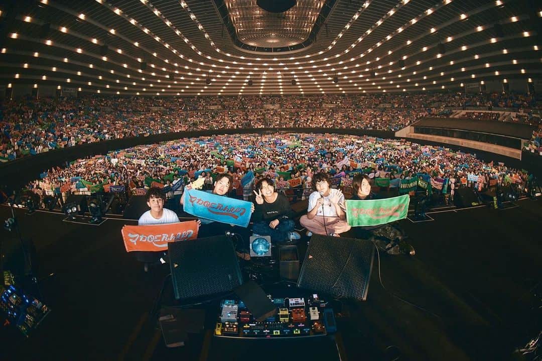 田辺由明のインスタグラム：「【マカロックツアーvol.16】大阪day 1ありがとうございました！！  2度目の大阪城ホールワンマン、初めての時には聴けなかったみんなの声やリアクションが響いて嬉しかった…！！  大阪、今日もよろしくお願いします🤘🔥  photo by 酒井ダイスケ @imdaisukesakai   #マカロニえんぴつ #マカロックツアー」