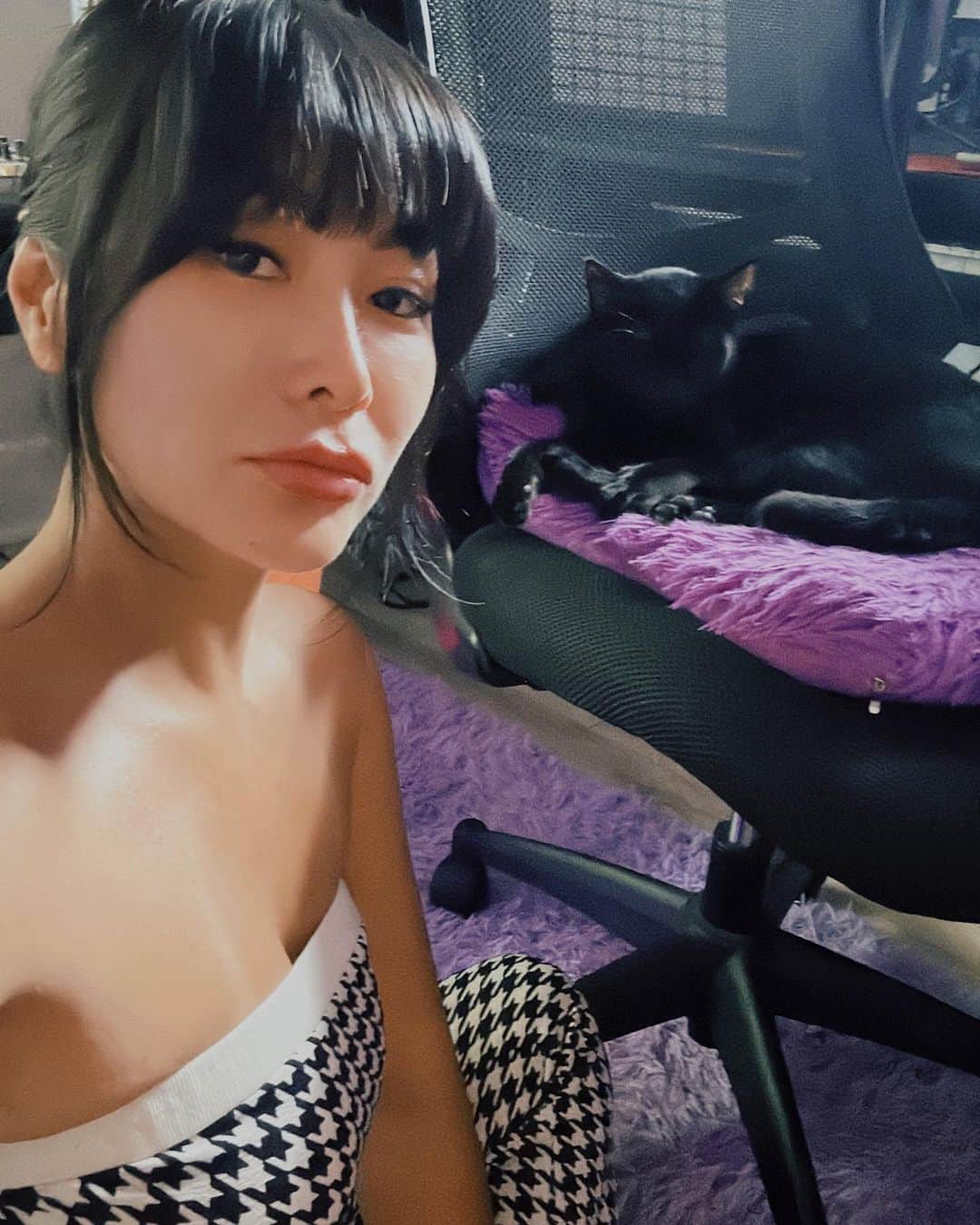 KanaKatanaのインスタグラム：「Getting ready for closing duty tonight @dialogue_la with @francescalombardomusic @eda_music__   Tickets are on RA 🌙🐈‍⬛ Can’t wait to see you all and dance」