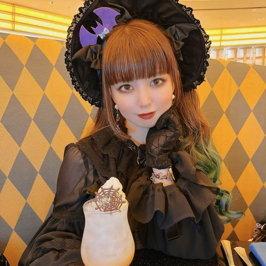 春奈るなさんのインスタグラム写真 - (春奈るなInstagram)「先日バースデーインパしてきました💖 見たかったショーパレも見れたしDハロの雰囲気が大好きすぎる😭💖 光るかぼちゃのポップコーンバケットが可愛くてお気に入り🎃✨  シェフ・ミッキーにも行けたよ😭💖 ミッキーがお誕生日をお祝いしてくれてすごく嬉しかった😭✨ ハロウィン限定のスペシャルドリンクも美味しかったぁ🎃✨✨  #mybirthday  #tokyodisneyland  #chefmickey  #disneyhalloween」10月22日 12時37分 - lunaharuna_official