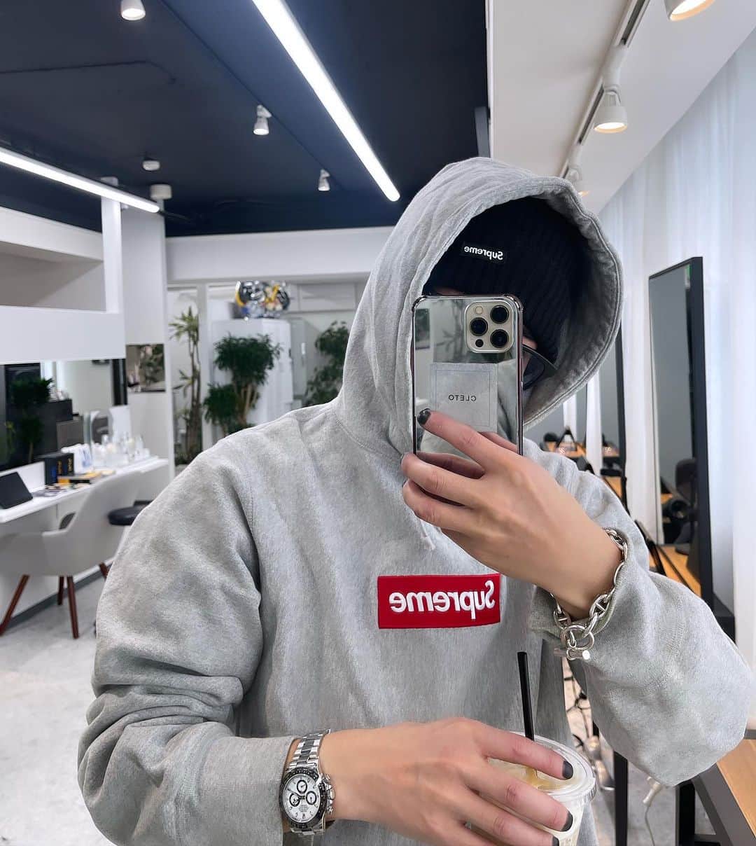 加代憲康のインスタグラム：「supreme box シュプリームも代表的なフーディーですね、、、いつのかは忘れました。　スニーカーはJORDAN1のtravis customです。この色合いはやっぱええですね！  さぁ美容師さんにとって華日サロンワーク楽しんでいきましょう！  【セミナー情報】 名古屋10月30日月曜日 @demi_oonishi さんに問い合わせ🙌 DEMIさんの名古屋スタジオで14時からです！年末に向けた新しい取り組みの内容をお伝えします！髪質改善strongセミナー。　@demi_nagoya   名古屋11月20日月曜日 @nyohou.kimura さんに問い合わせ🙌 ルフト×ミルボンさんで、ハイブライト（次世代白髪染め）を使ったsecret colorセミナーです！ぜひ！お越しください。  年末に向けて予約が埋まってきてます！ 次回予約も11月12月の２つ抑える方が増えてます。お早めによろしくお願いします。  【金沢セミナー】 こちらは80人定員でしたが、SOLDOUTしてまして、キャンセル待ちの方も合わせて100名となりました。 会場パンパンですが、皆さんよろしくお願いします！ ・secret colorの話 ・ハイブライトの話 ・高生産性サロンワークの話 など盛りだくさんでセミナーさせていただきます！ モデルさんも2時間で3名染めさせていただきます！ ご参加の皆さんよろしくお願いします。 申し込みありがとうございました！」