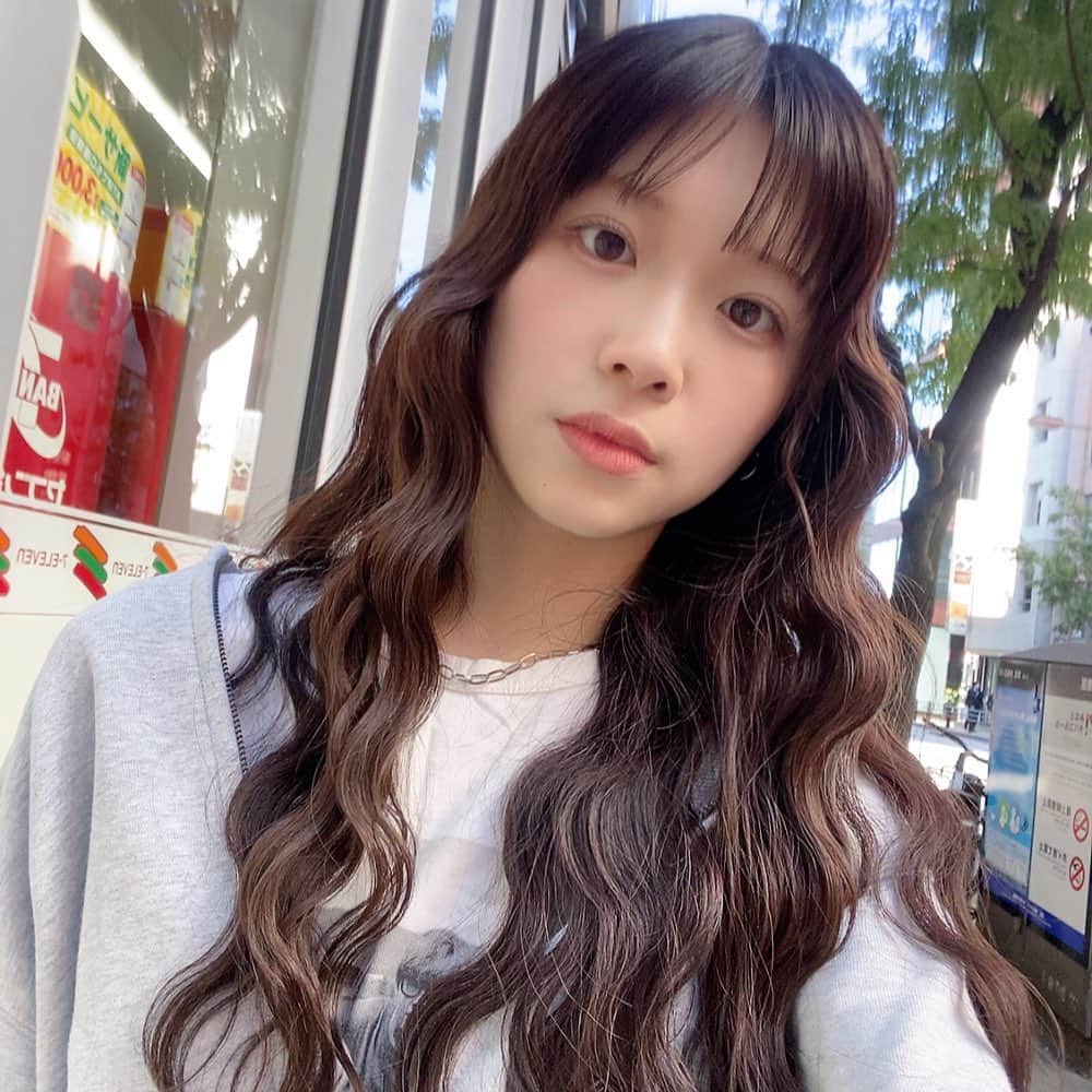 門脇更紗のインスタグラム：「🍲  寒くなってきたな~☺︎ 髪の切り時が分からず、どんどん伸びております」